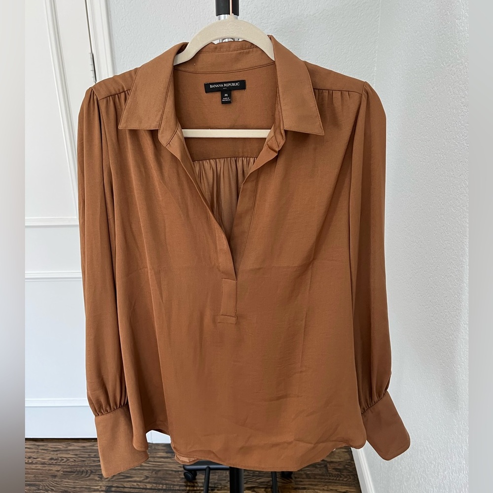 NEVER WORN Banana Republic Caramel Long-Sleeved Blouse Size M